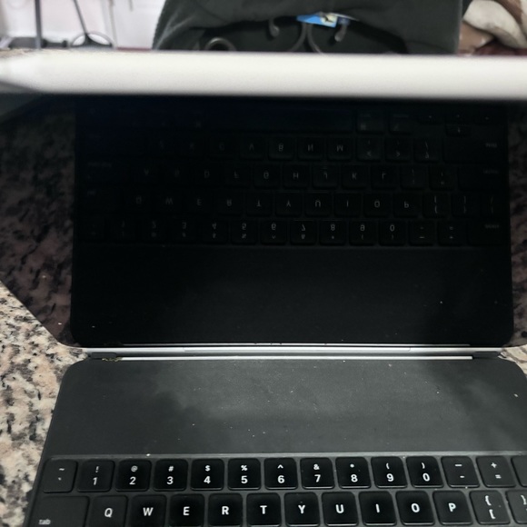 Ipad 12.9 4th generation bundle with apple keyboard/case and Apple Pencil - Picture 7 of 10